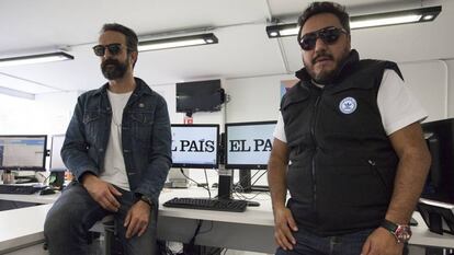 Tito Fuentes y Paco Ayala, integrantes del grupo Molotov, posan en las oficinas de EL PA&Iacute;S.