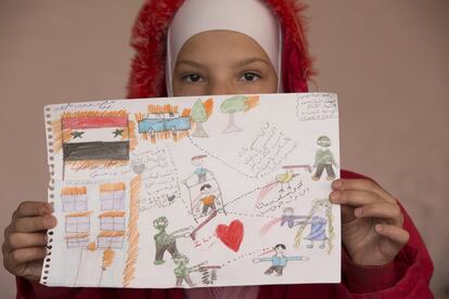 Amina, de 12 años, ha huido de su casa al sur de Damasco tres veces desde 2012. Ahora vive en el vecindario de Al-Mazzeh. Su dibujo representa una escuela en llamas y hombres armados que disparan contra coches, personas e incluso pájaros. "Muchos de mis parientes y vecinos han sido asesinados desde que comenzó la guerra, también sigo mucho las noticias y veo a la gente asesinada y los edificios destrozados", cuenta. "Extraño mucho mi casa, teníamos un gran balcón donde solíamos jugar con nuestros vecinos. Ahora no sé nada de ellos". Amina quiere ser pediatra de mayor para ayudar a los niños enfermos.