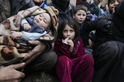 Sus portavoces cifran en 20.000 los combatientes a sus ordenes, cifras que los expertos rebajan a unos 9.000 milicianos. En la foto, ni?os sirios esperan ser evacuados, el 15 de marzo de 2018.