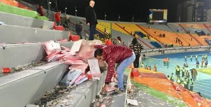 El aficionado boliviano limpiando las gradas del estadio Felix Capriles tras el encuentro.