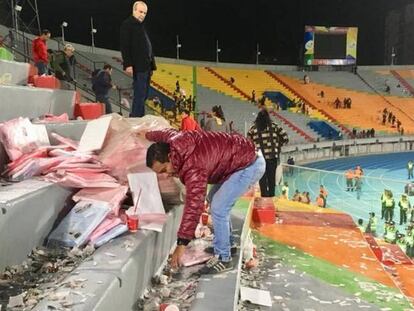 El aficionado boliviano limpiando las gradas del estadio Felix Capriles tras el encuentro.