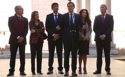 El consejero de Economía andaluz, Rogelio Velasco (izq.), junto al presidente de su partido, Albert Rivera, en enero.