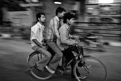 Tres jóvenes viajan en una bicicleta por una calle de la ciudad de Jaipur. En India, los peatones son junto con los ocupantes de los vehículos de dos ruedas los que sufren más accidentes de tráfico. Rajasthan ocupa el octavo lugar en la lista de estados indios en los que más accidentes en carretera se producen (24.072 durante 2015 según el Gobierno de la India). 

