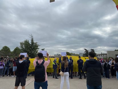 Miembros de la organización estudiantil 'S'ha acabat!' exhiben carteles frente a una concentración ante su carpa informativa en el campus de la UAB en Bellaterra (Barcelona).