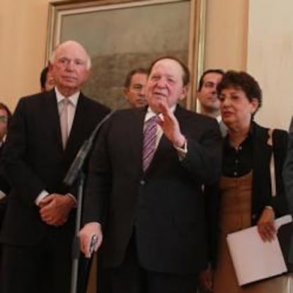 Sheldon Adelson junto el consejero delegado de Las Vegas Sand, Michael Leven, y el presidente de la Comunidad de Madrid, Ignacio González