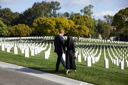 Los duques de Sussex en el cementerio nacional de Los Ángeles en el Día del Recuerdo. 