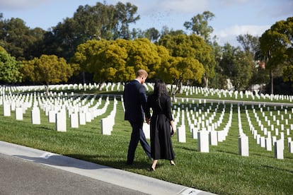 Los duques de Sussex en el cementerio nacional de Los Ángeles en el Día del Recuerdo.