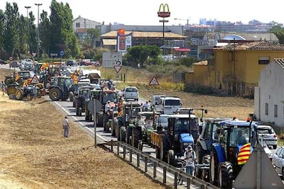 La concentración de tractores a su paso por Santa Susanna.