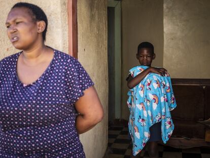 Sudáfrica. Thandi, de 30 años, está pensativa junto a la puerta de su casa mientras uno de sus hijos, Gosiame, le lleva a su hijo recién nacido Umpile, después de que el presidente Cyril Ramaphosa declarara un desastre nacional como resultado de Covid-19 Coronavirus y un periodo de cuarentena. Ella no sabe cómo hará esas tres semanas de encierro para comprar comida y mantener a sus hijos ocupados.