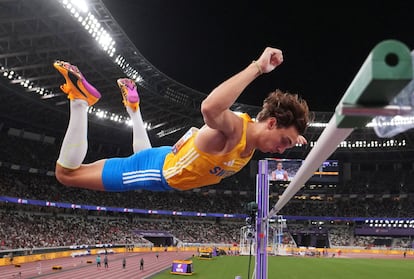 Duplantis supera el obstáculo, situado en los 6,30 metros, durante la final del Mundial de Atletismo de Tokio este lunes.   