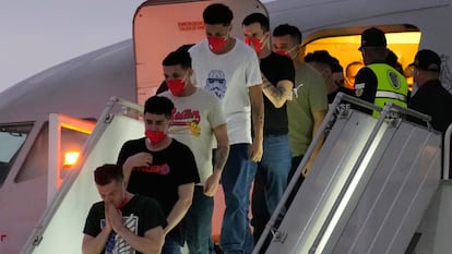 Migrantes deportados de El Salvador, en julio de 2025.