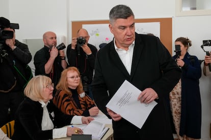 El presidente de Croacia, Zoran Milanovic, en un colegio electoral de Zagreb, el miércoles 17 de abril de 2024.