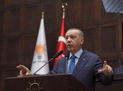 El presidente turco, Recep Tayyip Erdogan, se dirige a los miembros de su partido en el Parlamento el pasado miércoles.