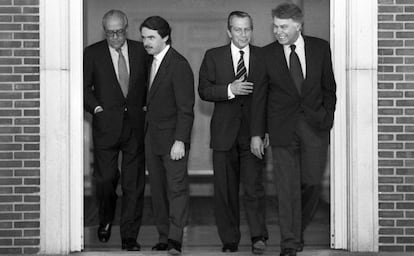 Reunión de ex presidentes en La Moncloa convocados por José María Aznar en 1997.