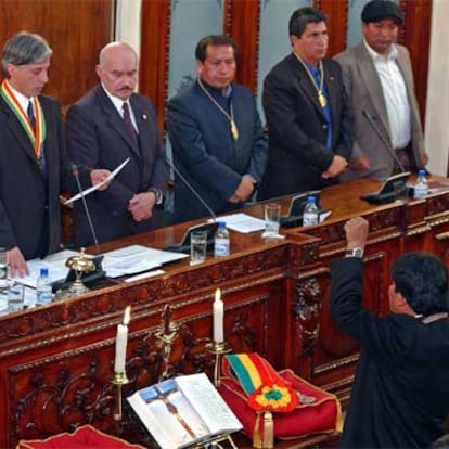 Evo Morales, frente a los miembros de la Mesa del Parlamento, jura su cargo con el puño izquierdo en alto.