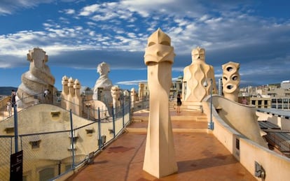 Turistas en la terraza de la Casa Milà, en Barcelona, obra maestra de Antonio Gaudí.