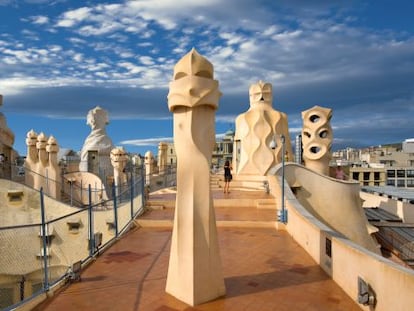 Turistas en la terraza de la Casa Milà, en Barcelona, obra maestra de Antonio Gaudí.