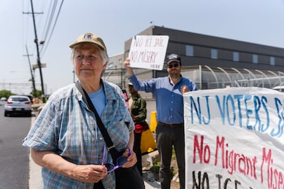 Terri Seuss, una de las principales organizadoras de las manifestaciones diarias y vigilias de oración en Delaney Hall, el 3 de junio frente al centro de detención de inmigrantes.