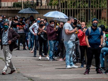 Una larga fila afuera de un almacén en Bogotá durante el primer día sin IVA en Colombia.