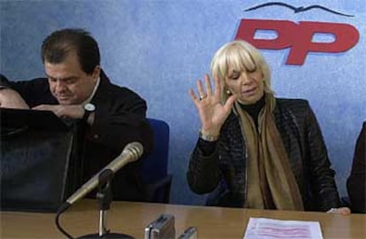 El delegado de Cultura, Antonio Castillo, y Martínez, durante la presentación de la lista del PP en Cádiz.