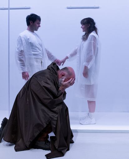 Felipe García Vélez (en primer plano), Zaida Alonso y Alberto Amarilla, en otra escena de 'Viento fuerte', de Jon Fosse.