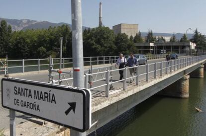 Salida de trabajadores de la central de Santa María de Garoña (Burgos).