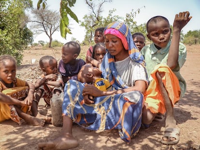 Campo de tránsito de refugiados en Aweil, en Sudán del Sur. Los refugiados sudaneses tienen que sobrevivir en condiciones difíciles bajo un calor abrasador.