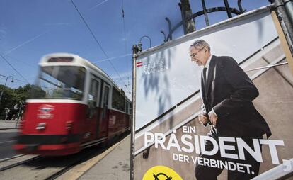 Un tramvia passa davant d'un cartell electoral del candidat progressista.