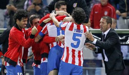 Simeone celebra un gol con sus jugadores, el partido de la Europa League contra el Viktoria Pizen.