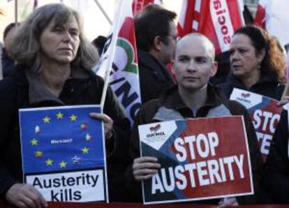 Representantes de la Confederación Europea de Sindicatos (CES) se manifiestan contra las medidas de austeridad frente a la sede de la Comisión Europea, en Bruselas, Bélgica. EFE/Archivo