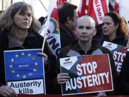 Representantes de la Confederación Europea de Sindicatos (CES) se manifiestan contra las medidas de austeridad frente a la sede de la Comisión Europea, en Bruselas, Bélgica. EFE/Archivo