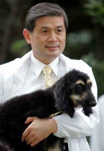 Hwang Woo-suk, con <i>Snuppy,</i> el supuesto primer perro clonado.