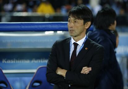 Masatada Ishii, entrenador del Kashima Antlers, antes del partido.