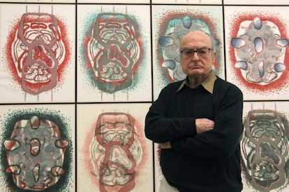 El artista Luis Gordillo posa delante de una de sus obras, en Calcografía Nacional.