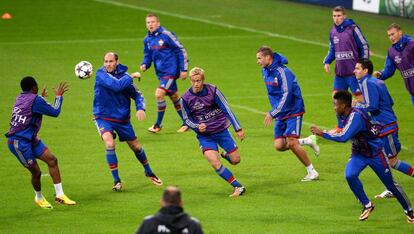 El centrocampista japonés del CSKA, Keisuke Honda, en el centro de la imagen durante un entrenamiento previo al encuentro contra el Bayern.