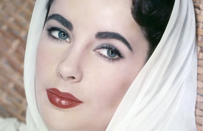 Así de espectacular estaba Elizabeth Taylor en el set de Gigante. Su mítica mirada violeta es una de las más exóticas del séptimo arte.