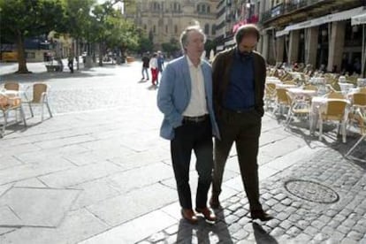 Ian McEwan y Juan Villoro caminan ayer por Segovia.