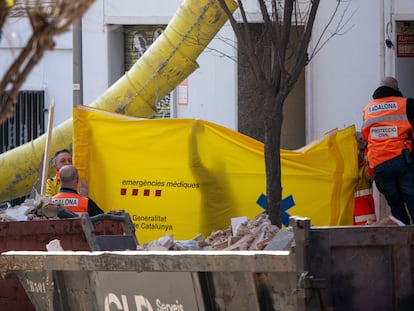 Sanitarios y bomberos de la Generalitat de Catalunya sacan los cuerpos de los fallecidos en el derrumbe de un edificio, este miércoles en Badalona.