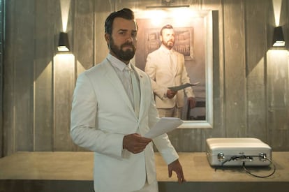 Justin Theroux, protagonista de la serie, esta vez con su impoluto traje blanco