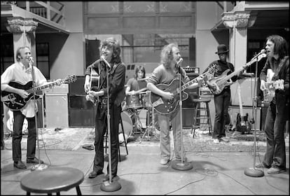 Desde la izquierda, en primer plano, Stephen Stills, Graham Nash, David Crosby y Neil Young, en un ensayo, en 1970.