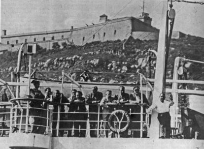 Polítics empresonats el 7 d’octubre, a la coberta del vaixell Ciudad de Cádiz.