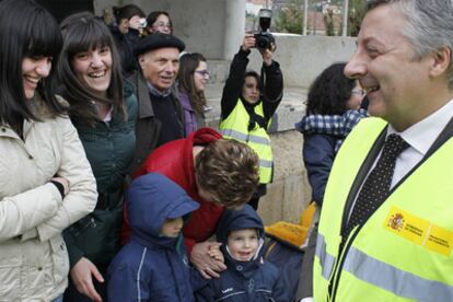 El ministro de Fomento, José Blanco, conversa con vecinos de Santiago durante una visita a las obras del AVE.