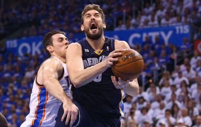 Marc Gasol intenta lanzar ante Collison.