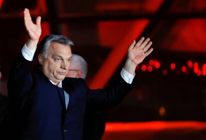 Viktor Orbán se dirige aos seguidores neste domingo, após se proclamar vencedor nas eleições da Hungria