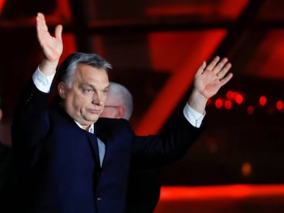 Viktor Orbán se dirige aos seguidores neste domingo, após se proclamar vencedor nas eleições da Hungria