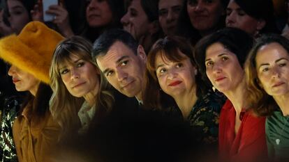 Desde la izquierda: la cantante Luz Casal; María Begoña Gómez; su marido, el presidente del Gobierno, Pedro Sánchez; la directora del Museo del Traje, Helena López de Hierro, y Adriana Moscoso del Prado, directora general de Industrias Culturales y de Cooperación, el viernes durante el desfile de Teresa Helbig.