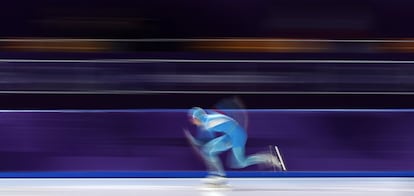 Yekaterina Aydova de Kazajistán compite durante la prueba de 1.000 m de patinaje de velocidad, el 14 de febrero de 2018.