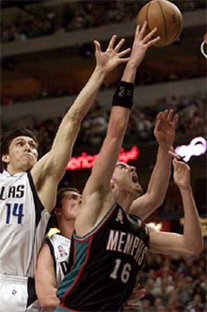 Pau Gasol intenta encestar el balón frente a varios jugadores de los Mavericks.