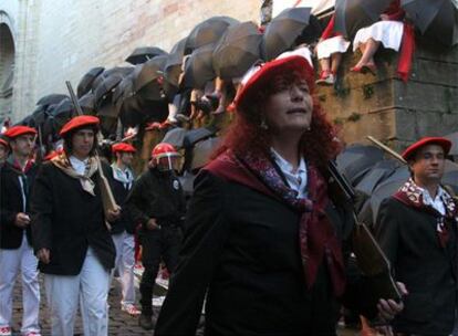 La compañía mixta Jaizkibel desfila por las calles de Hondarribia