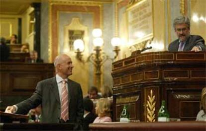 Josep Antoni Duran (CiU) conversa con el presidente del Congreso, Manuel Marín.